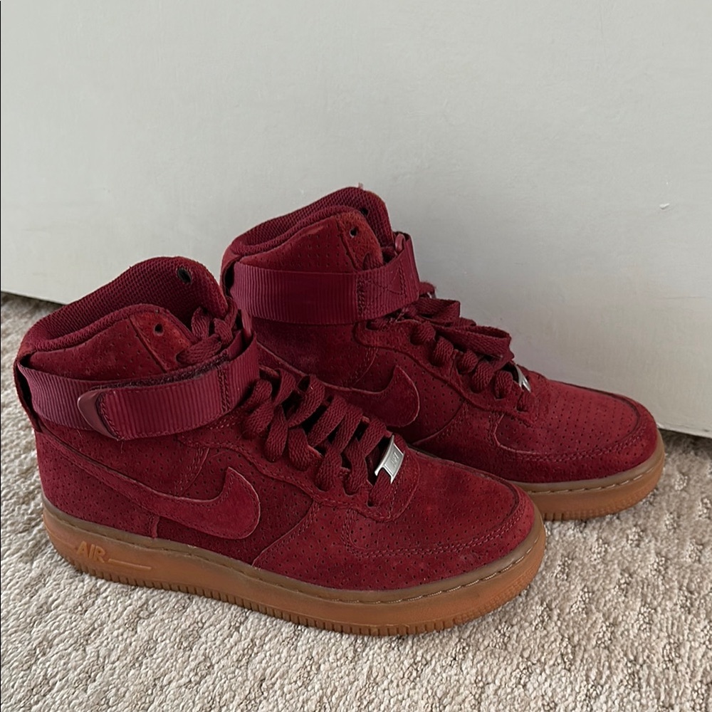 Nike Air Force 1 High
WB Bordeaux (GS)